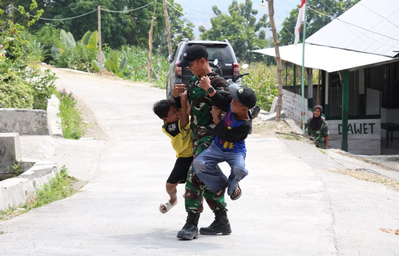 Keceriaan Darmono dan Fais, Cermin Kehangatan Sinergi TNI dengan Masyarakat di Desa Tlemang