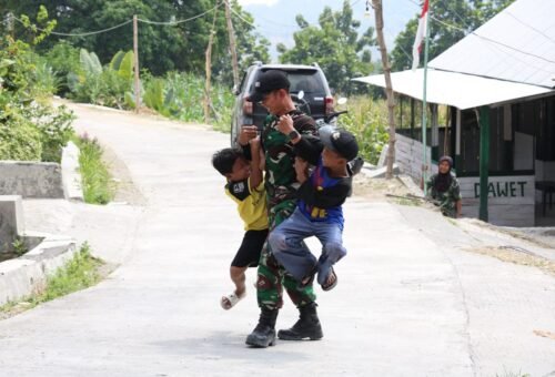 Keceriaan Darmono dan Fais, Cermin Kehangatan Sinergi TNI dengan Masyarakat di Desa Tlemang