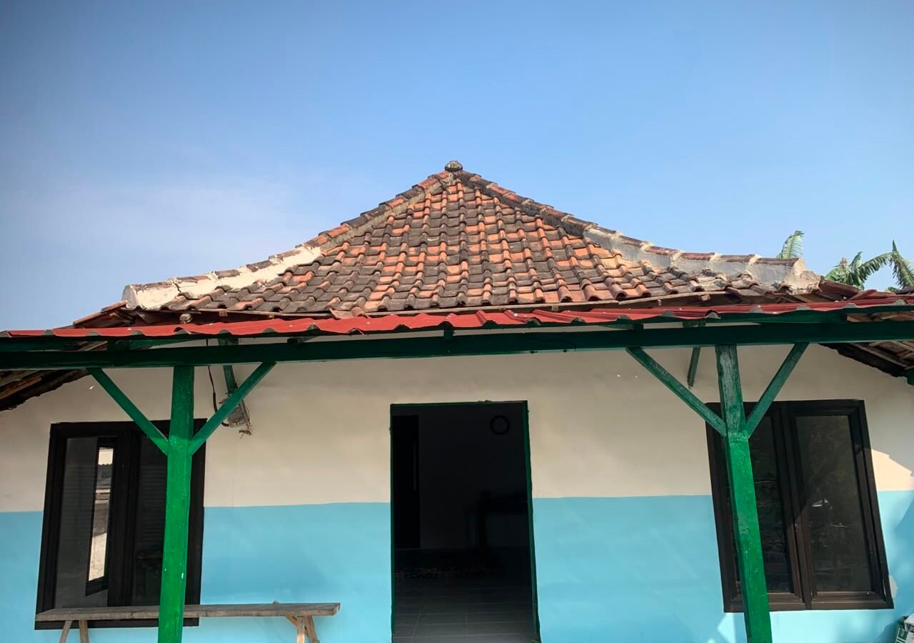 Progres Pengecatan RTLH Bapak Samijan oleh Satgas TMMD Kodim 0813/Bojonegoro