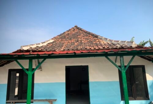 Progres Pengecatan RTLH Bapak Samijan oleh Satgas TMMD Kodim 0813/Bojonegoro