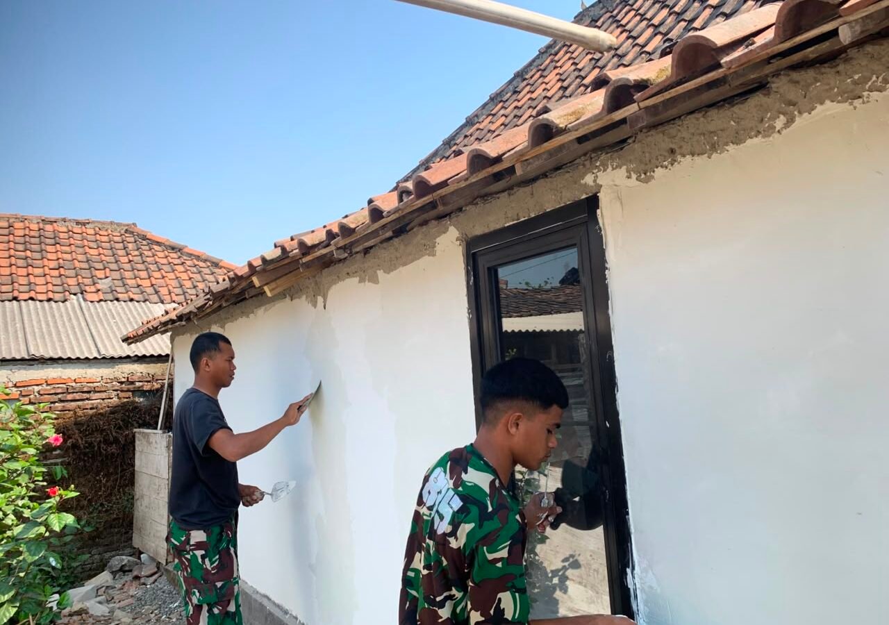 Pengecatan RTLH Bapak Samijan Sebagai Penutup Program TMMD
