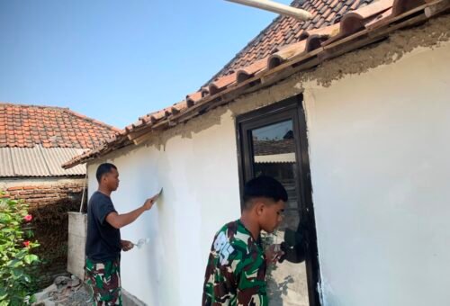 Pengecatan RTLH Bapak Samijan Sebagai Penutup Program TMMD