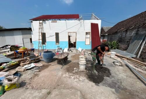 Progres RTLH Bapak Koko Margono: Pemasangan Seng dan Pengecatan Bangunan