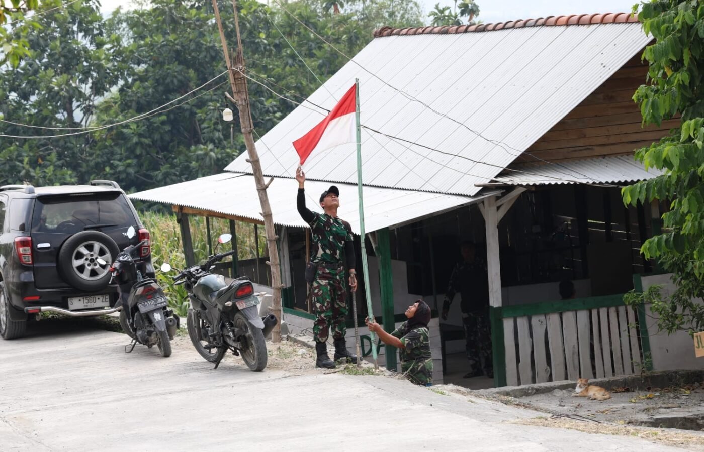 Kehangatan Satgas TMMD Ke-129 di Desa Tlemang Menyambut HUT RI