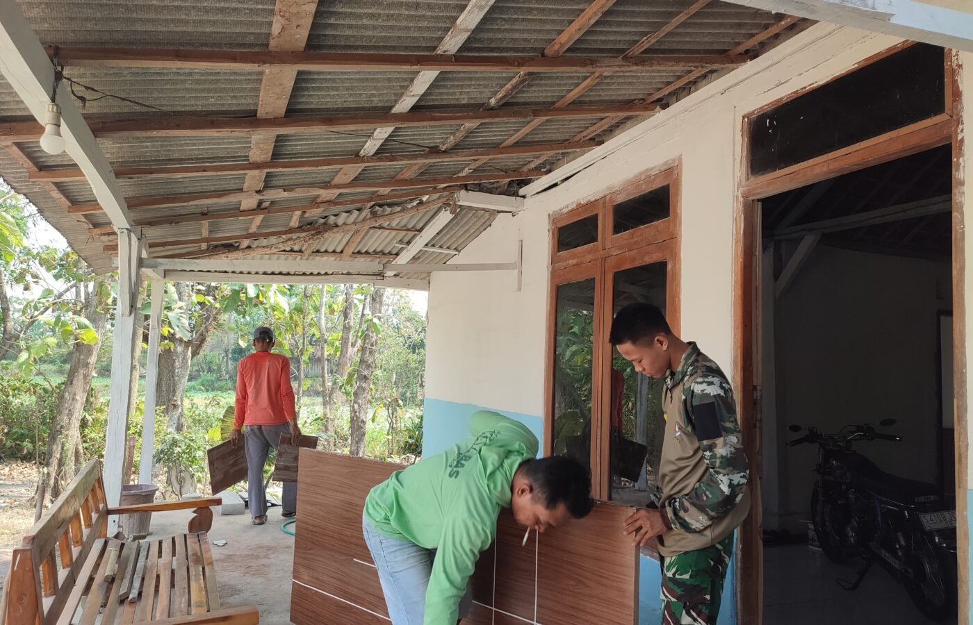 Proses Akhir RTLH Ibu Jasmiati, Satgas TMMD Sibuk Pemasangan Pintu dan Pengecatan