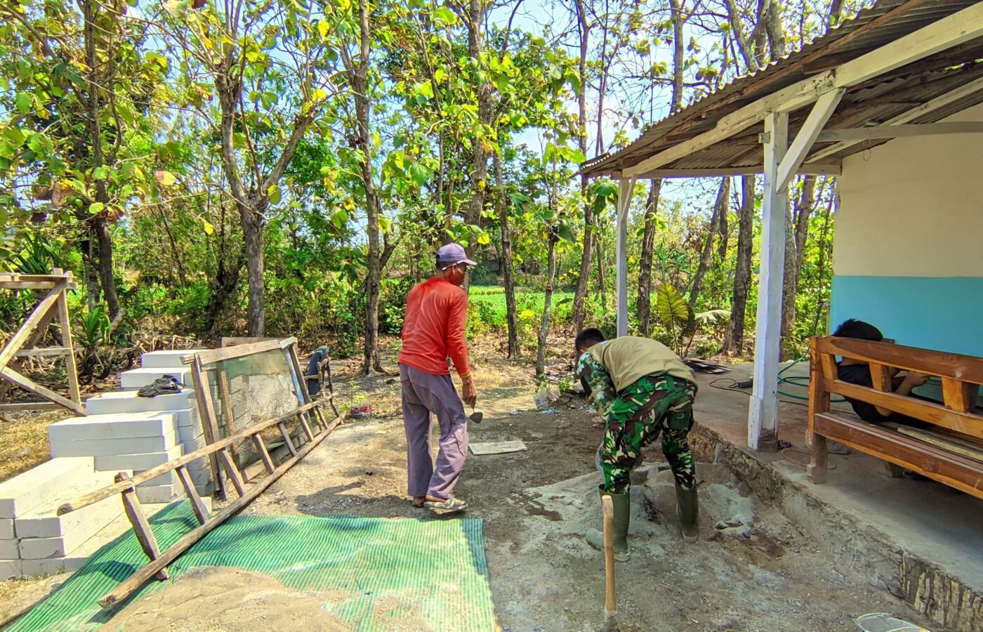 Kerjasama Satgas TMMD Mempercepat Pembangunan RTLH Ibu Jasmiati