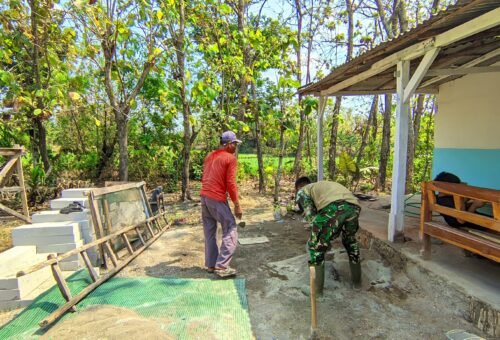 Kerjasama Satgas TMMD Mempercepat Pembangunan RTLH Ibu Jasmiati