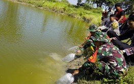 TNI Manunggal Membangun Desa: Penebaran 11 Ribu Benih Ikan di Bojonegoro