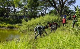 Sinergi, Satgas TMMD 129 Bojonegoro Bersama Mahasiswa Unigoro Lakukan Aksi Bersih-Bersih Embung Bekatul