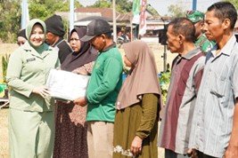 Persit Mendukung TMMD 129 Bojonegoro di Desa Kesongo