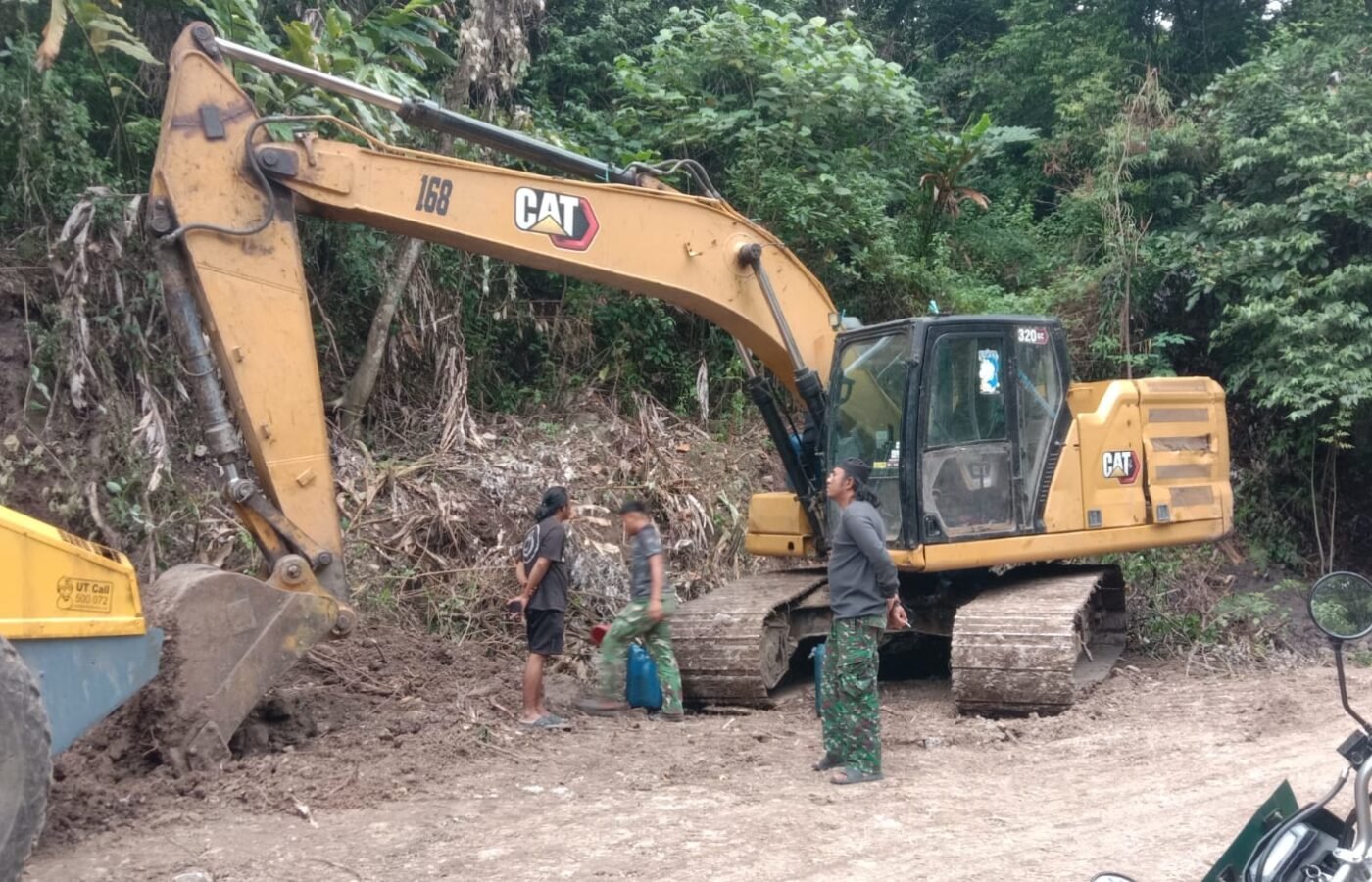 Dukungan Alat Berat untuk Pembangunan Jalan TMMD di Pattuku