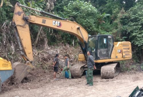Dukungan Alat Berat untuk Pembangunan Jalan TMMD di Pattuku