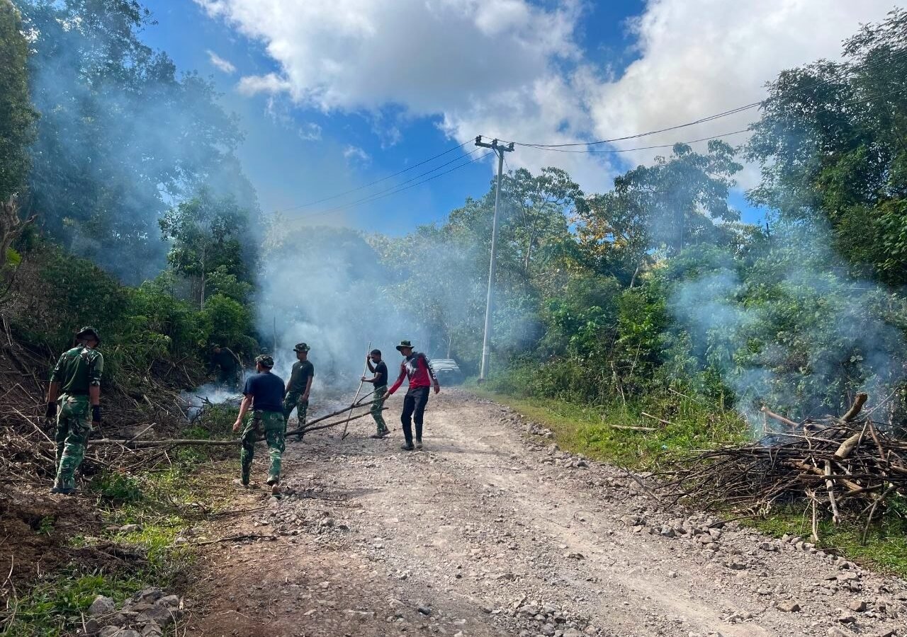 Pembersihan Jalan oleh Satgas TMMD Ke-129 Kodim 1407/Bone untuk Infrastruktur yang Lebih Baik
