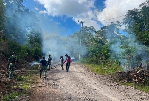 Pembersihan Jalan oleh Satgas TMMD Ke-129 Kodim 1407/Bone untuk Infrastruktur yang Lebih Baik