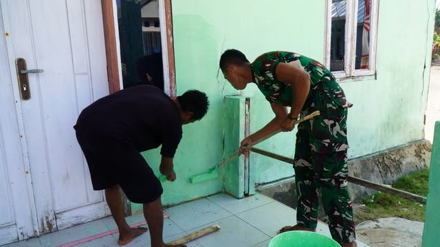 Satgas TMMD Berpartisipasi dalam Pengecatan Puskesmas di Polewali