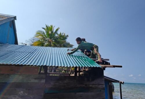 Satgas TMMD Berikan Bantuan Pemasangan Atap Dapur Warga