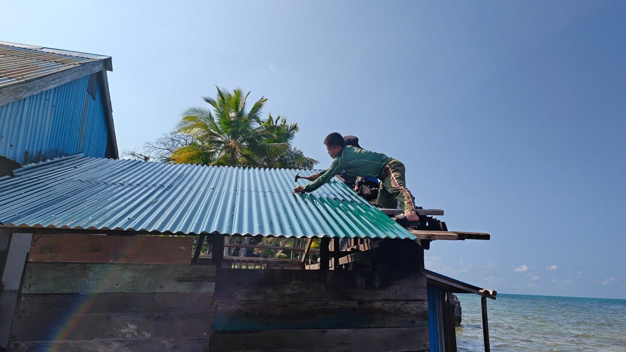 Satgas TMMD Berikan Bantuan Pemasangan Atap Dapur Warga