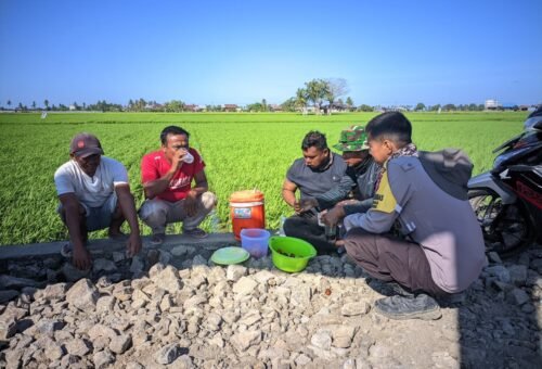 Kopi Hangat dan Kerjasama: Kebersamaan TNI-Polri dengan Warga di TMMD Ke-129