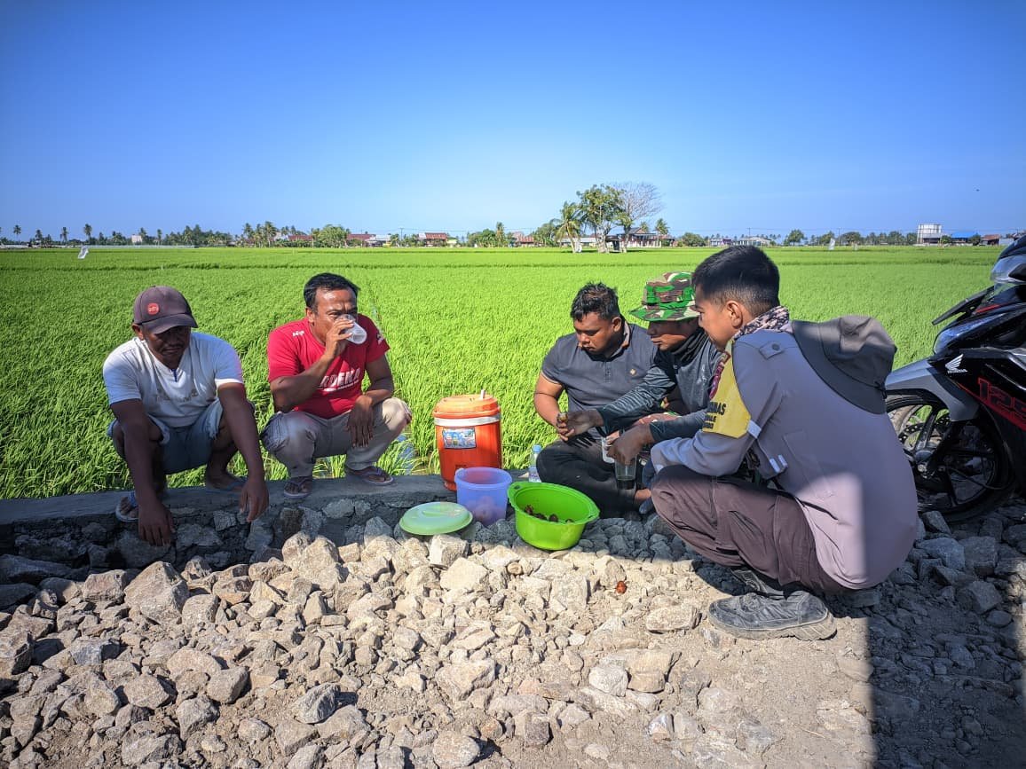 Kopi Hangat dan Kerjasama: Kebersamaan TNI-Polri dengan Warga di TMMD Ke-129