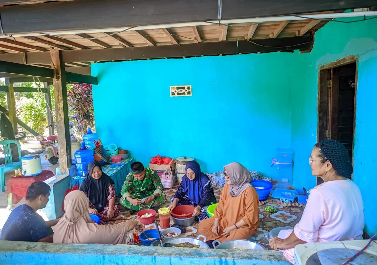 Membangun Keterikatan, Satgas TMMD Ke-129 Kodim 1404/Pinrang Ikut Serta dalam Kegiatan Pembuatan Kue Bersama Ibu-Ibu