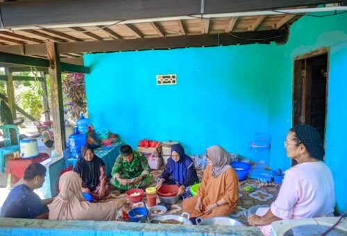 Membangun Keterikatan, Satgas TMMD Ke-129 Kodim 1404/Pinrang Ikut Serta dalam Kegiatan Pembuatan Kue Bersama Ibu-Ibu