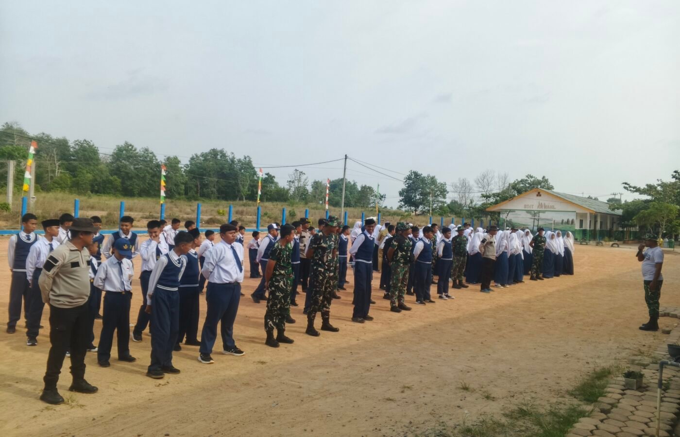 Kolaborasi TNI dan Siswa Muda dalam TMMD ke-129 di Teluk Lobam