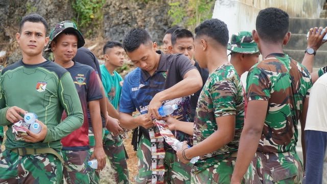 Support Stamina Anggota, Satgas TMMD Ke-129 Salurkan Minuman dan Susu