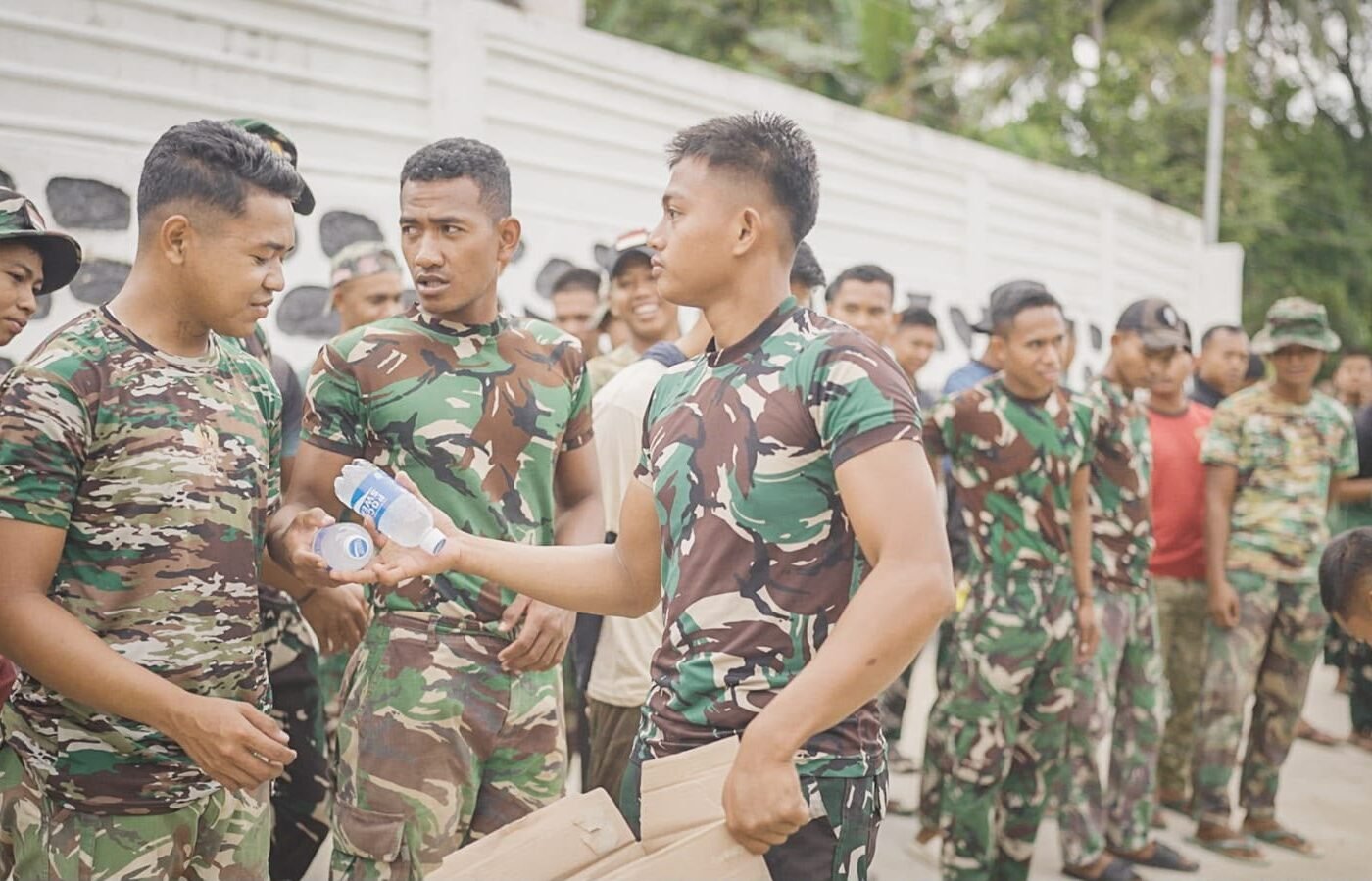 Satgas TMMD Ke-129: Pembagian Minuman untuk Dukungan Kebugaran Anggota