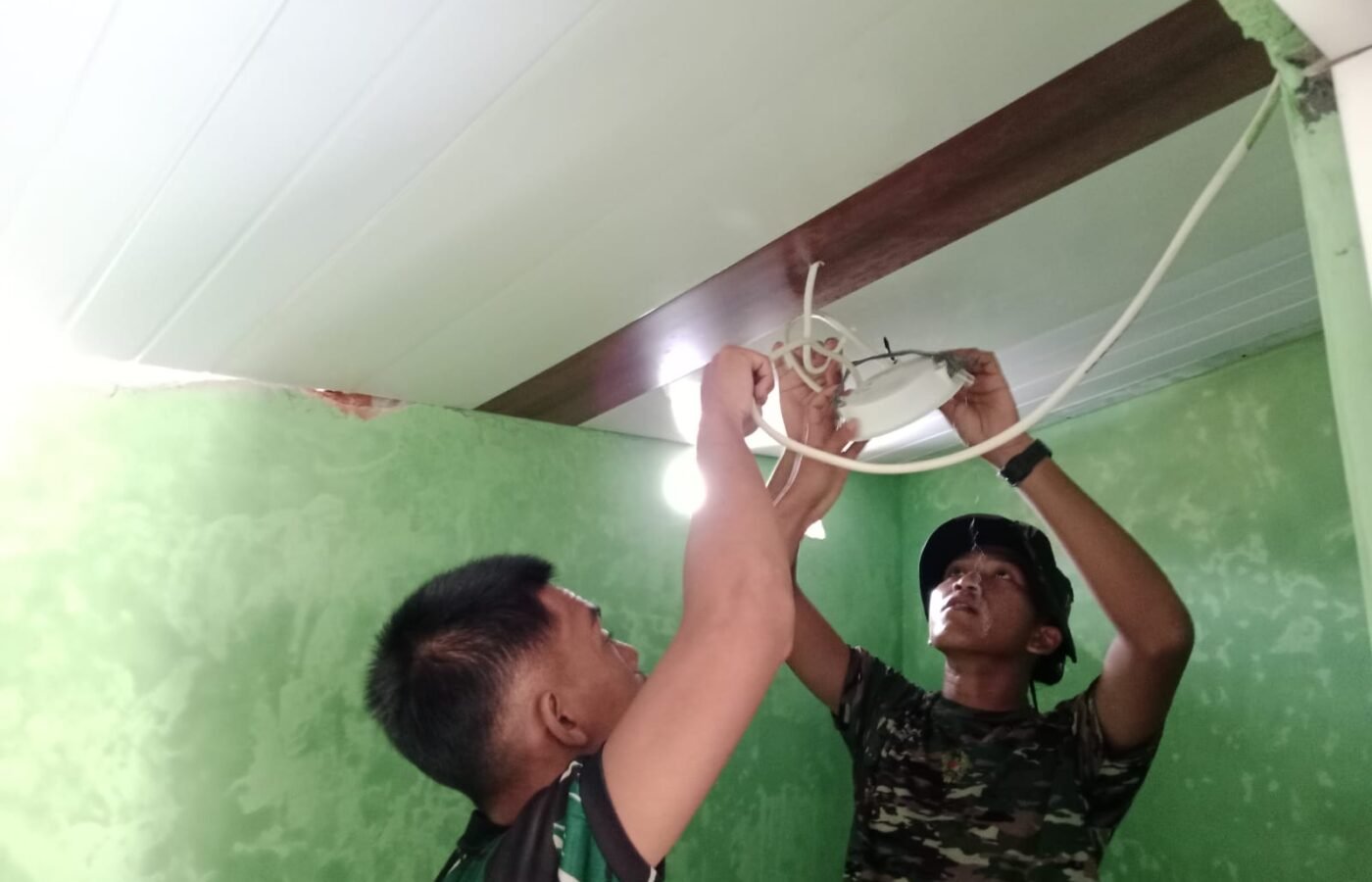 Peningkatan Fasilitas Umum di Mushola Nuruzzaman oleh TMMD Ke-129 Kodim 0410/KBL