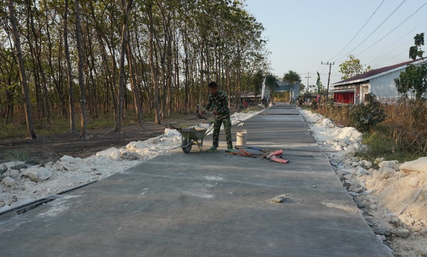 Menghadapi Panas untuk Kesejahteraan: Upaya Satgas TMMD 0812 dalam Penyempurnaan Jalan Beton Tlemang