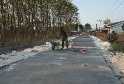 Menghadapi Panas untuk Kesejahteraan: Upaya Satgas TMMD 0812 dalam Penyempurnaan Jalan Beton Tlemang