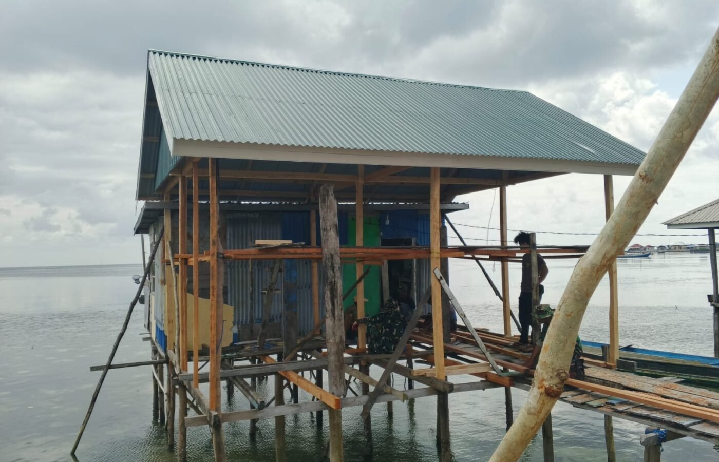 Progres Renovasi RTLH Ibu Syamsiah, Pemasangan Gelagar Lantai Dikerjakan