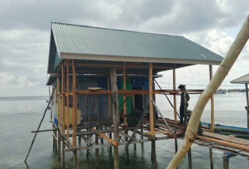 Progres Renovasi RTLH Ibu Syamsiah, Pemasangan Gelagar Lantai Dikerjakan