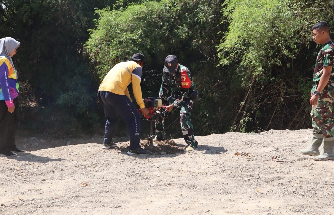 Kerja Sama Hijau di TMMD 129 Bojonegoro: Babinsa Kesongo Bersama DLH Ciptakan Lubang Tanam Pohon untuk Pertahankan Tanggul Sungai