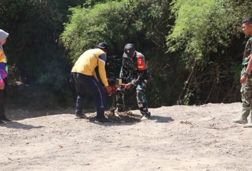 Kerja Sama Hijau di TMMD 129 Bojonegoro: Babinsa Kesongo Bersama DLH Ciptakan Lubang Tanam Pohon untuk Pertahankan Tanggul Sungai