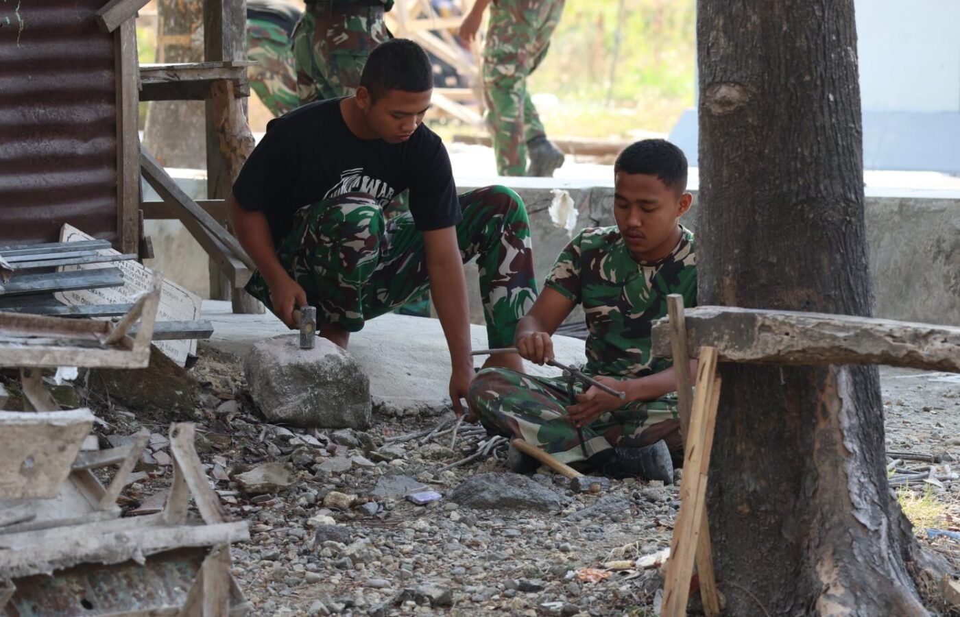 Dedikasi TNI dalam Transformasi Desa: Memotong Besi untuk Pembangunan Jalan Rabat Beton