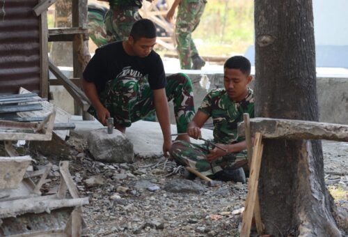 Dedikasi TNI dalam Transformasi Desa: Memotong Besi untuk Pembangunan Jalan Rabat Beton