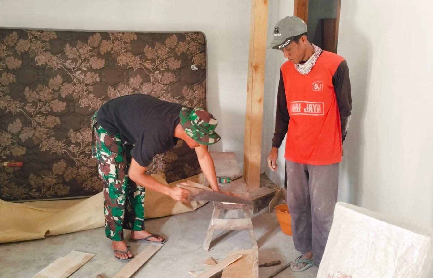 Dedikasi Prajurit TNI dalam Program Renovasi Rumah di Desa Tlemang
