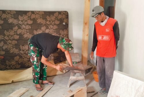 Dedikasi Prajurit TNI dalam Program Renovasi Rumah di Desa Tlemang