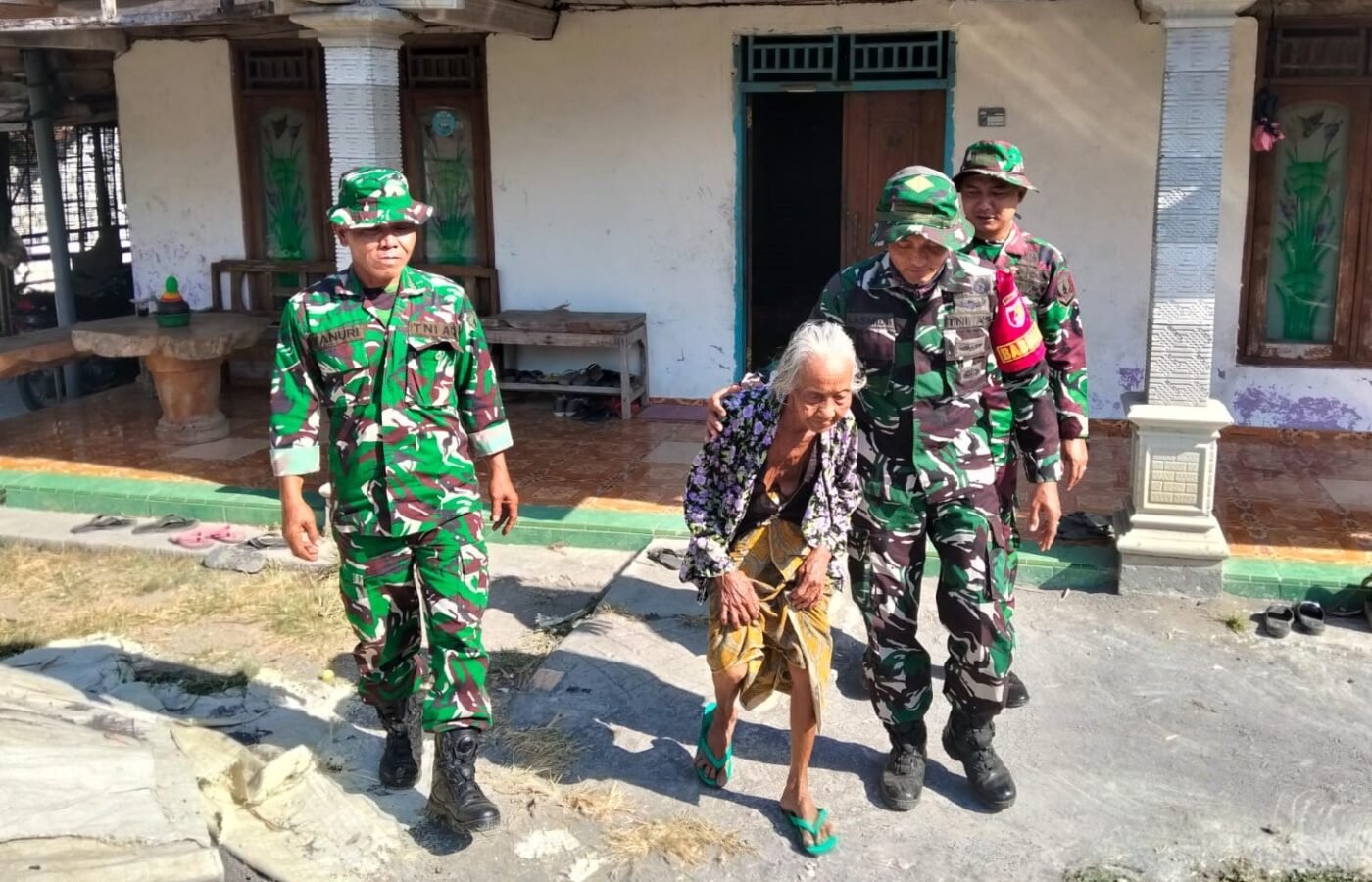 Momen Berharga di Kesongo: Satgas TMMD 129 Bojonegoro Bersama Mbah Kasidah Menyaksikan Rumah Baru Anak Tercinta