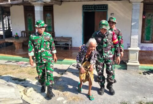 Momen Berharga di Kesongo: Satgas TMMD 129 Bojonegoro Bersama Mbah Kasidah Menyaksikan Rumah Baru Anak Tercinta
