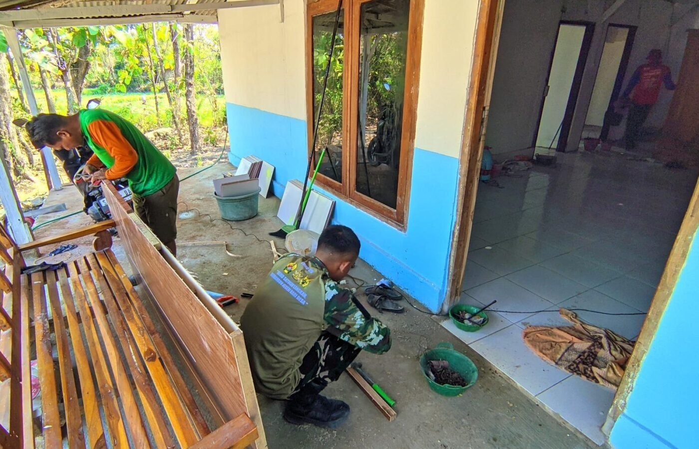 Kolaborasi Harmonis: Satgas TMMD 129 Bojonegoro Bersama Warga Kesongo Wujudkan Impian Ibu Jasmiati