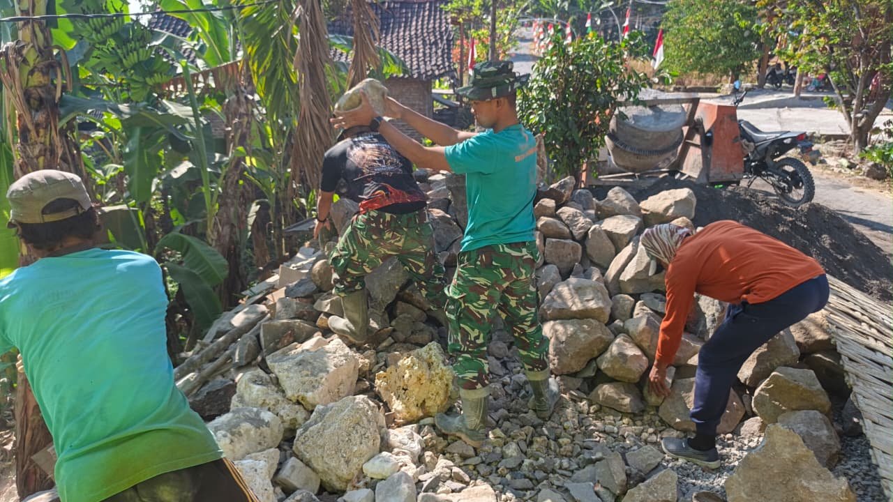 Sinergi TNI dan Masyarakat Kunci Keberhasilan TMMD 129 di Lamongan