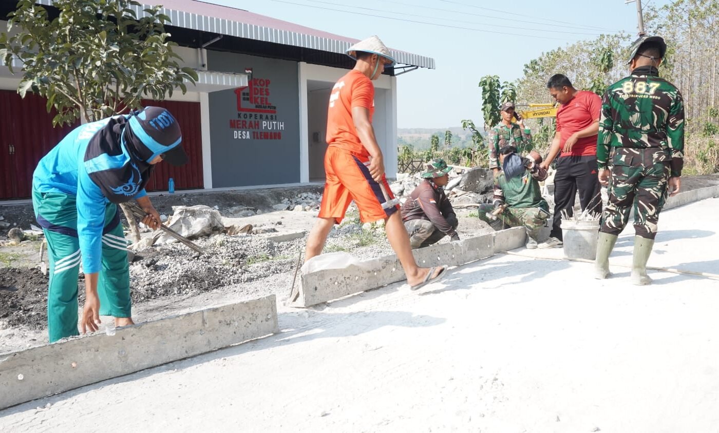 Bersinergi Membangun Jalan Desa, Kolaborasi Satgas TMMD 129 dan Masyarakat Tlemang Terus Meningkatkan Progres Pembangunan
