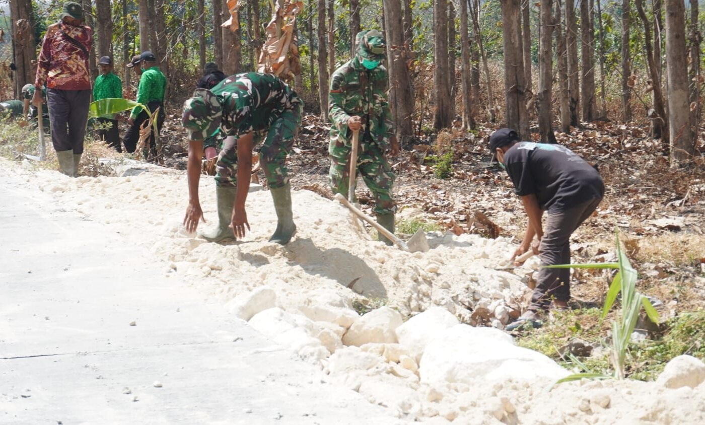 Penguatan Infrastruktur Jalan Desa, Satgas TMMD 129 dan Masyarakat Kerjakan Pengerukan Menggunakan Padel