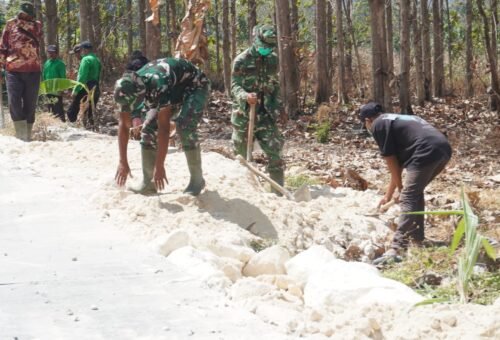 Penguatan Infrastruktur Jalan Desa, Satgas TMMD 129 dan Masyarakat Kerjakan Pengerukan Menggunakan Padel