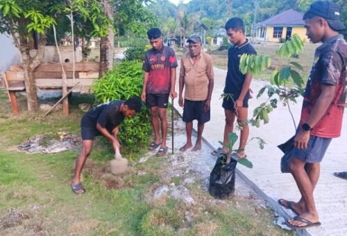 Aksi Penanaman Pohon di Kampung Sesor Mendukung Program TMMD Ke-129