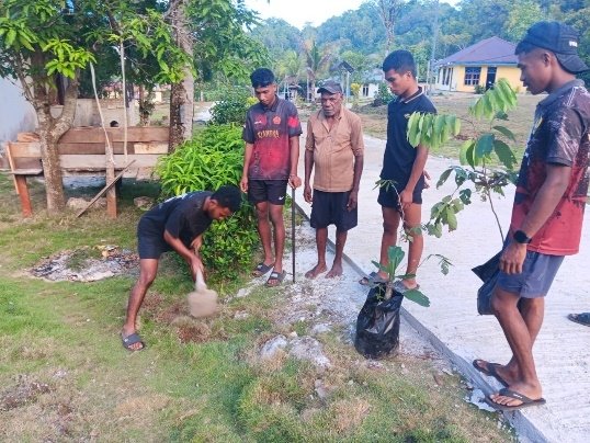 Aksi Penanaman Pohon di Kampung Sesor Mendukung Program TMMD Ke-129