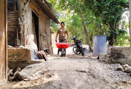 Fokus Penyelesaian RTLH, Satgas TMMD 129 Percepat Pengerjaan Rumah Ibu Sumiatun