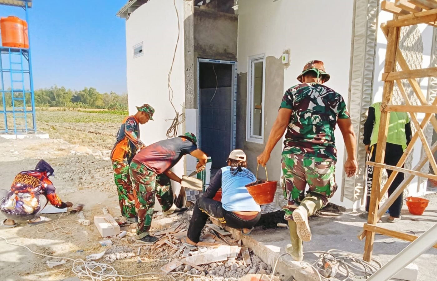 Komitmen TNI dalam Pembangunan Rest Area Desa Kesongo: Lantai Musholla yang Kuat dan Nyaman